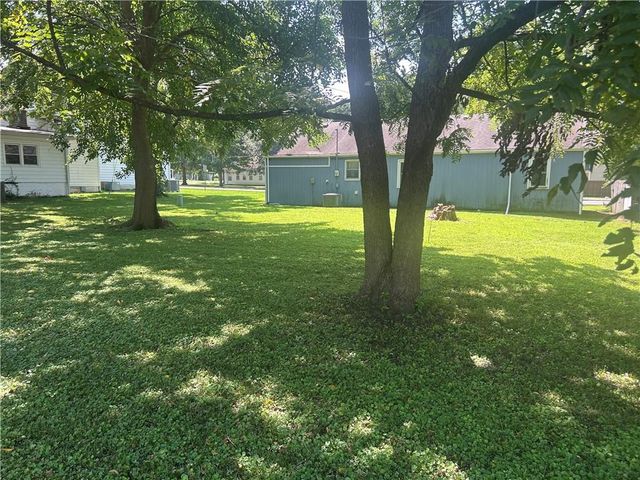 206 S 5th Street, Louisburg, KS 66053