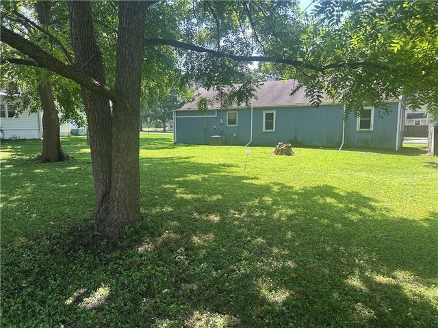 206 S 5th Street, Louisburg, KS 66053