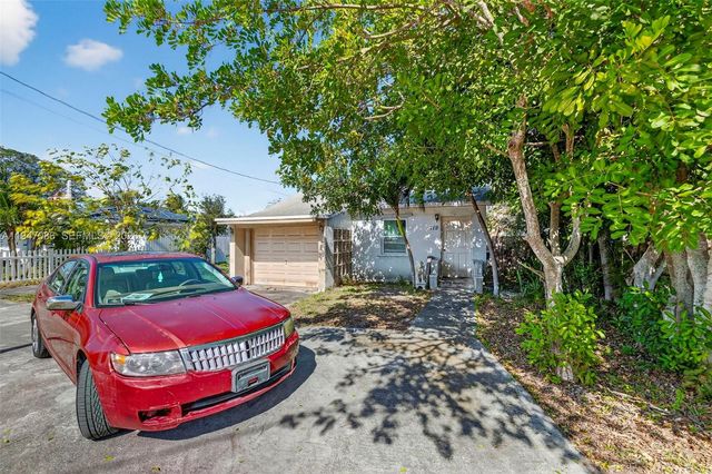 719 NE 37th St, Oakland Park, FL 33334