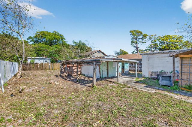 719 NE 37th St, Oakland Park, FL 33334