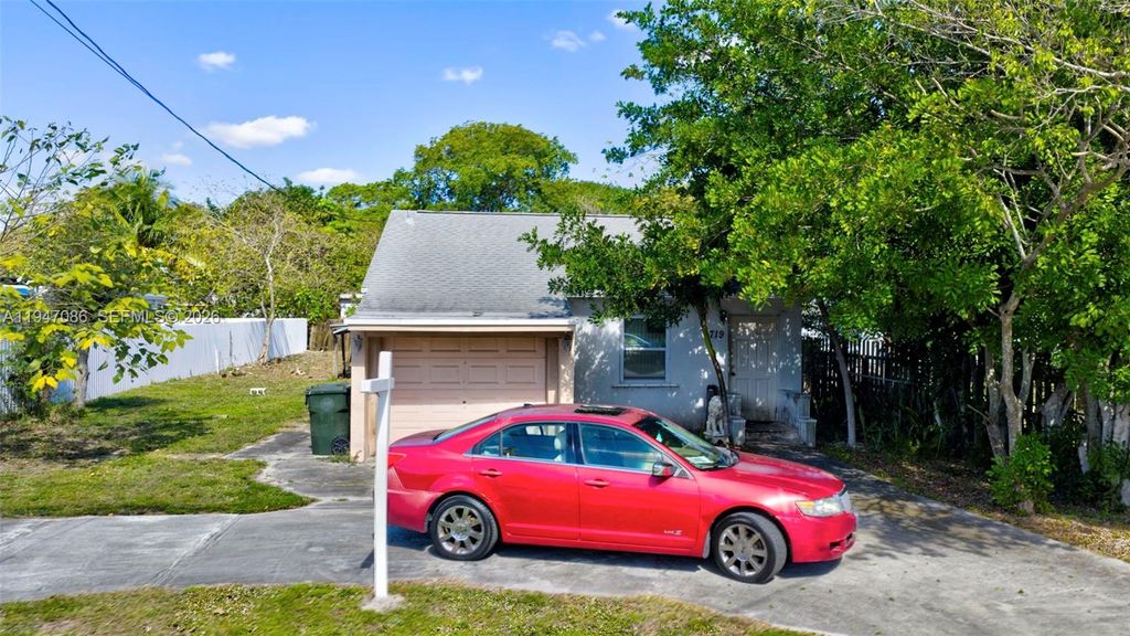 719 NE 37th St, Oakland Park, FL 33334