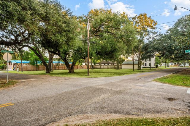 405 W Lang Street, Alvin, TX 77511