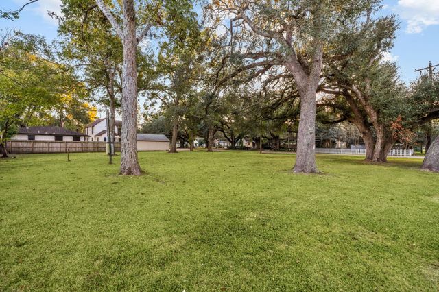 405 W Lang Street, Alvin, TX 77511