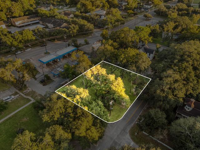 405 W Lang Street, Alvin, TX 77511