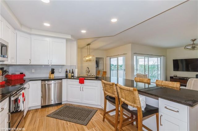 2671 Citrus Lake Dr Apt 201, Naples, FL 34109