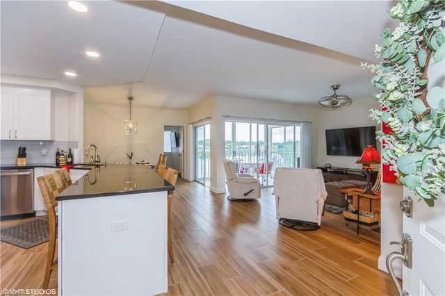 2671 Citrus Lake Dr Apt 201, Naples, FL 34109