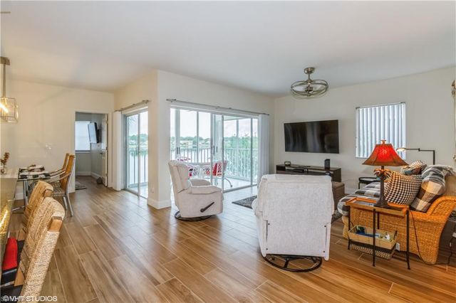 2671 Citrus Lake Dr Apt 201, Naples, FL 34109