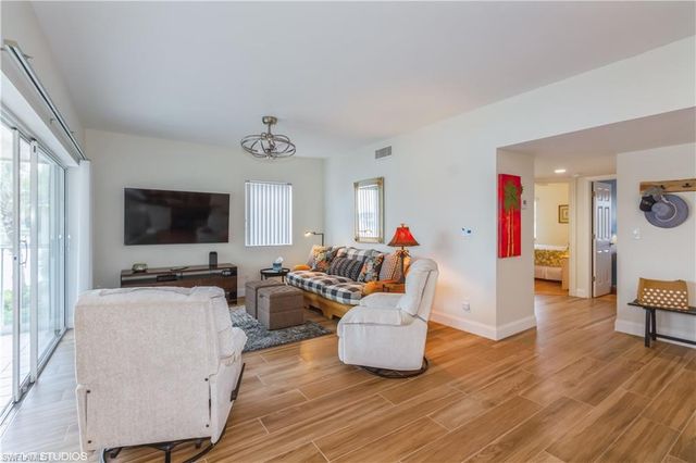 2671 Citrus Lake Dr Apt 201, Naples, FL 34109