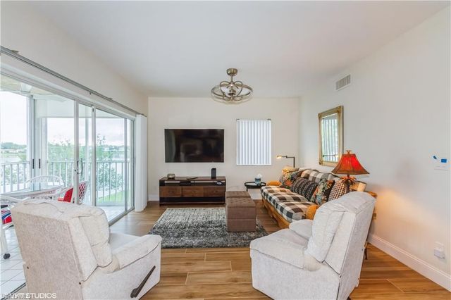 2671 Citrus Lake Dr Apt 201, Naples, FL 34109