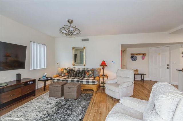 2671 Citrus Lake Dr Apt 201, Naples, FL 34109