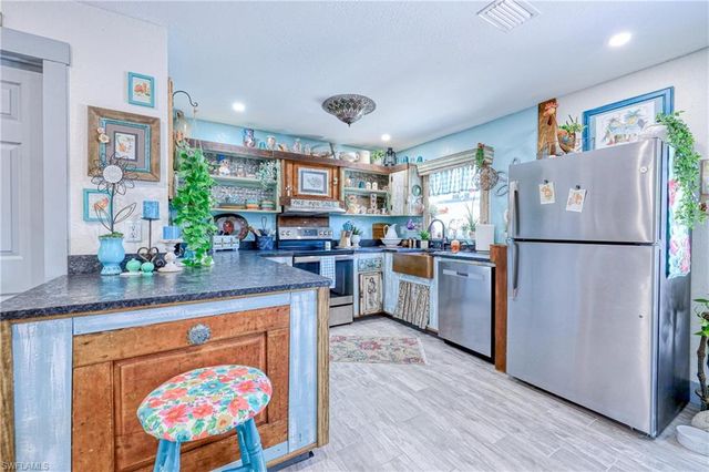 220 Hurricane LN, Sanibel, FL 33957