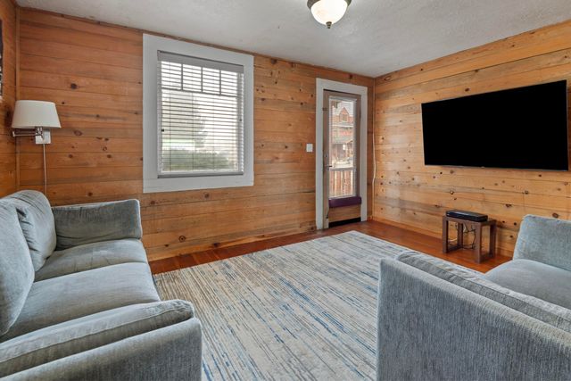 243 W Adams Avenue, Sisters, OR 97759