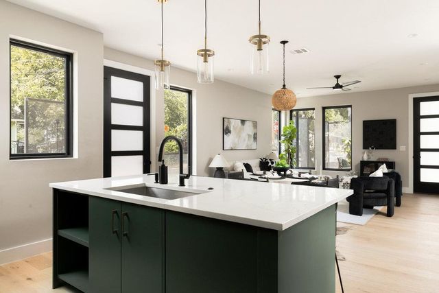 1401 E 3rd ST 1, Austin, TX 78702