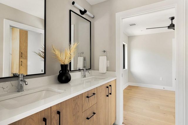 1401 E 3rd ST 1, Austin, TX 78702