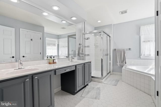 12 WYCKLOW DR, Robbinsville, NJ 08691