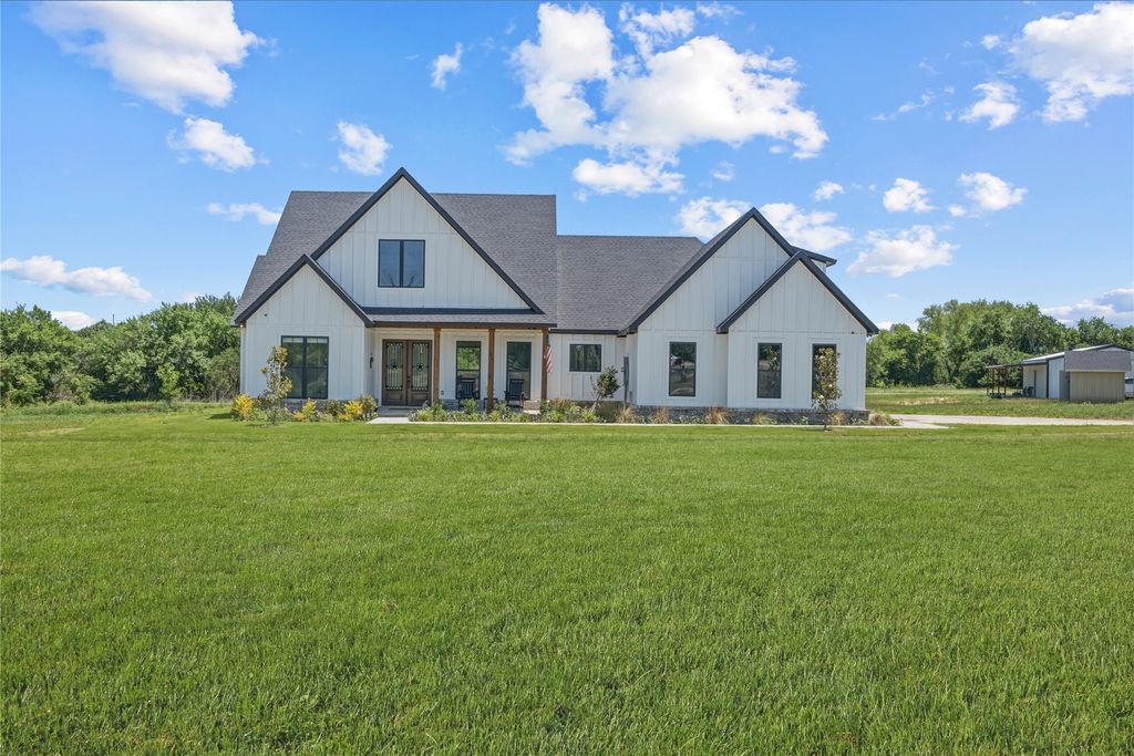 1100 Maverick Court, Rio Vista, TX 76093