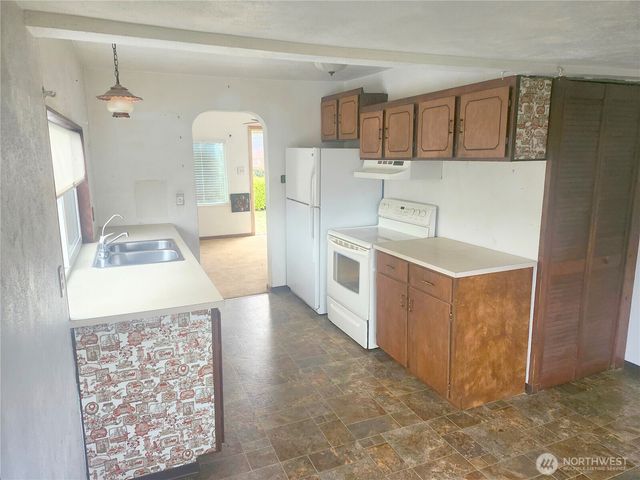 7552 E F Street, Tacoma, WA 98404