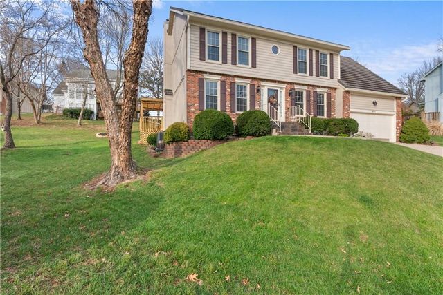 311 NE Wicklow Court, Lee's Summit, MO 64064