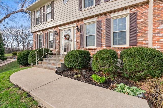 311 NE Wicklow Court, Lee's Summit, MO 64064