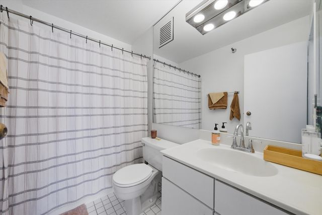 1212 N Lasalle Drive 701, Chicago, IL 60610