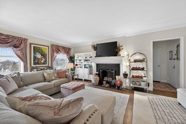 360 Stewart Avenue 2B, Garden City, NY 11530