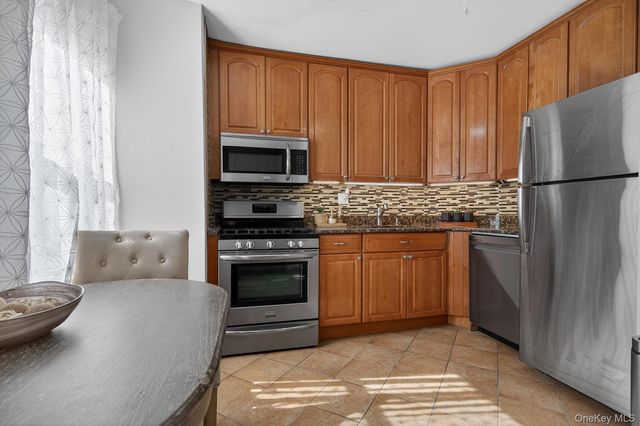 360 Stewart Avenue 2B, Garden City, NY 11530