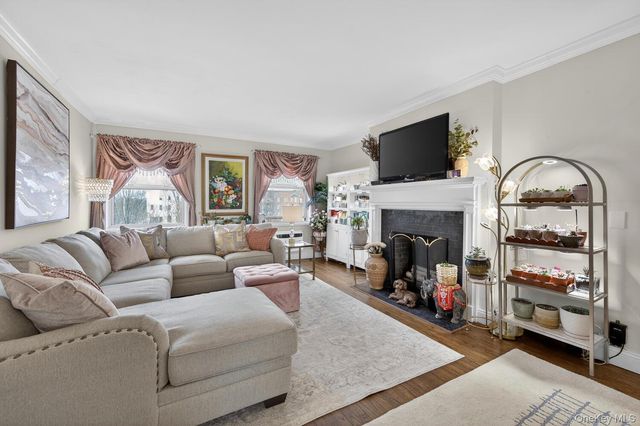 360 Stewart Avenue 2B, Garden City, NY 11530