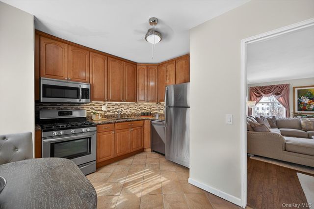 360 Stewart Avenue 2B, Garden City, NY 11530