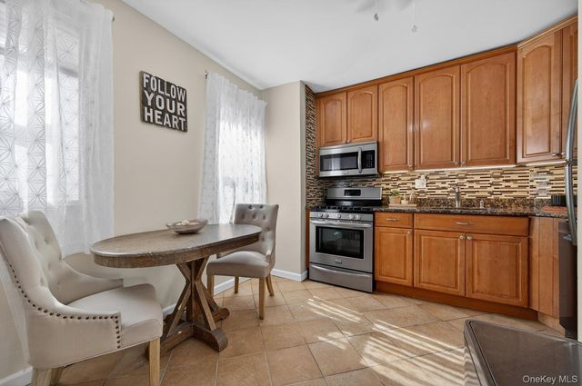 360 Stewart Avenue 2B, Garden City, NY 11530