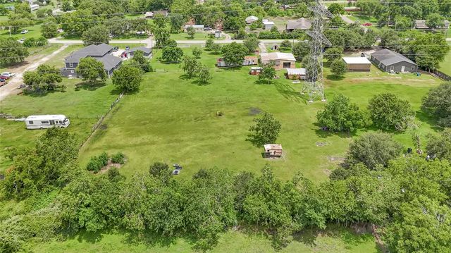 694 County Road 941, Alvin, TX 77511