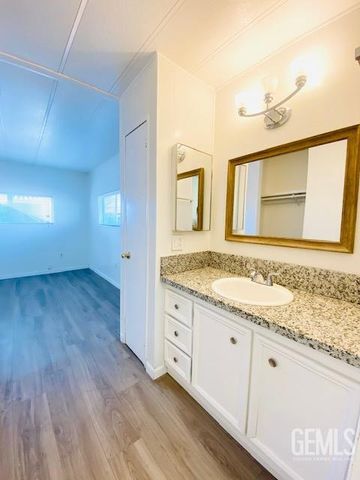 3535 Stine Road 124, Bakersfield, CA 93309