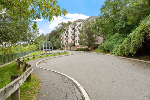 558 E Merrimack St 34, Lowell, MA 01852