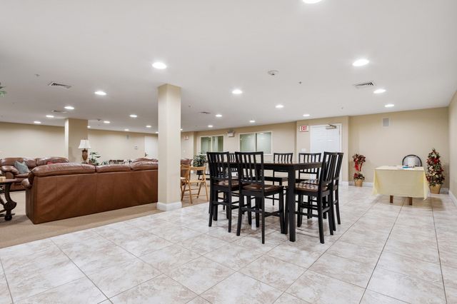 558 E Merrimack St 34, Lowell, MA 01852