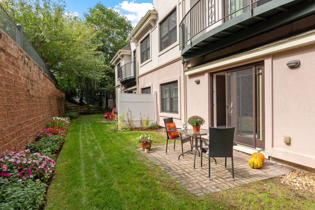 558 E Merrimack St 34, Lowell, MA 01852