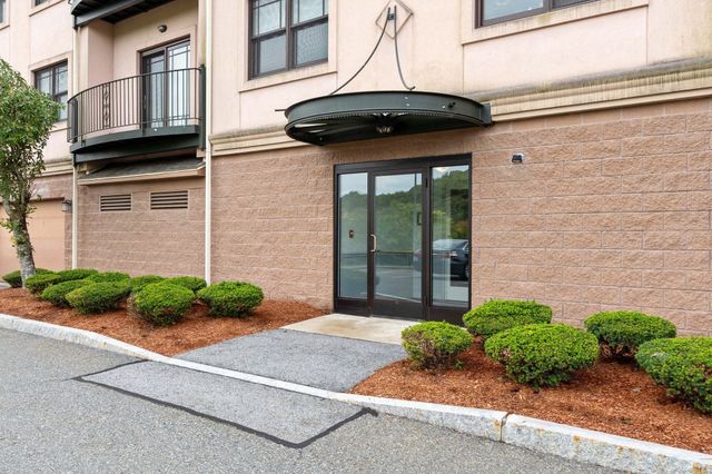 558 E Merrimack St 34, Lowell, MA 01852