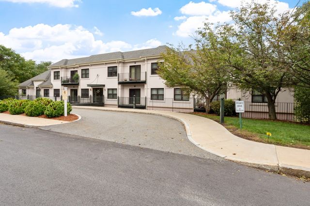 558 E Merrimack St 34, Lowell, MA 01852