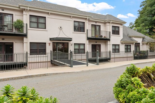 558 E Merrimack St 34, Lowell, MA 01852