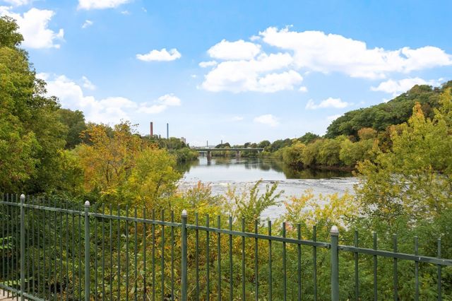 558 E Merrimack St 34, Lowell, MA 01852