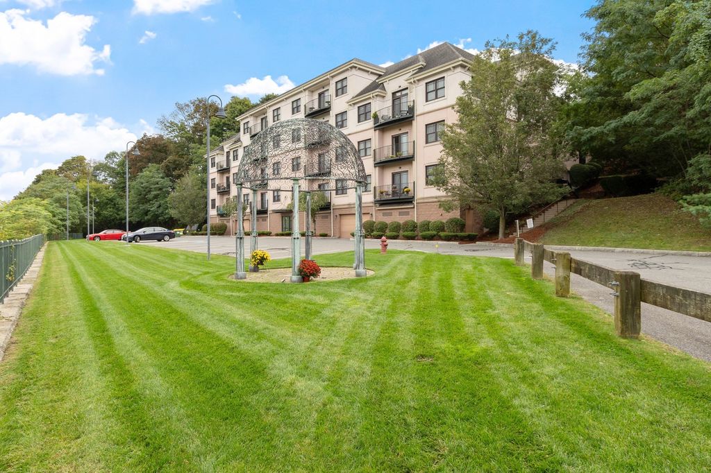 558 E Merrimack St 34, Lowell, MA 01852
