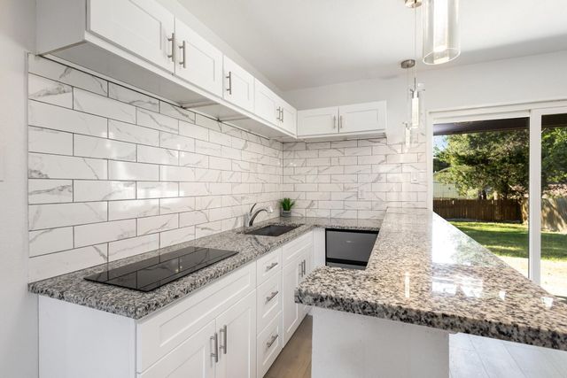 707 W Red Bird Lane, Dallas, TX 75232