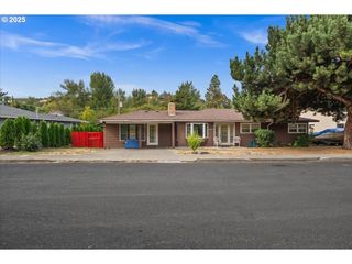 2405 WRIGHT St, The Dalles, OR 97058