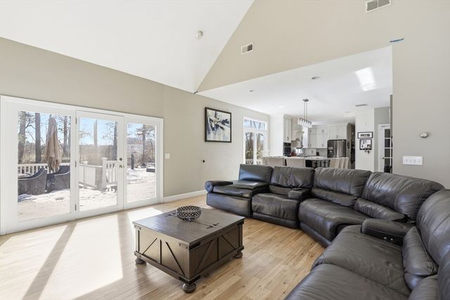 85 Cedar Crest Dr, Bridgewater, MA 02324