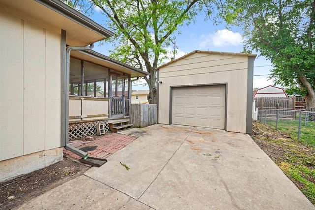 800 Manchester Rd, Salina, KS 67401
