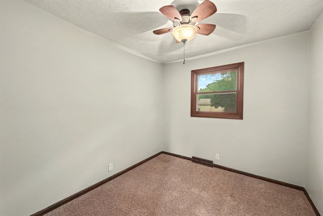 800 Manchester Rd, Salina, KS 67401