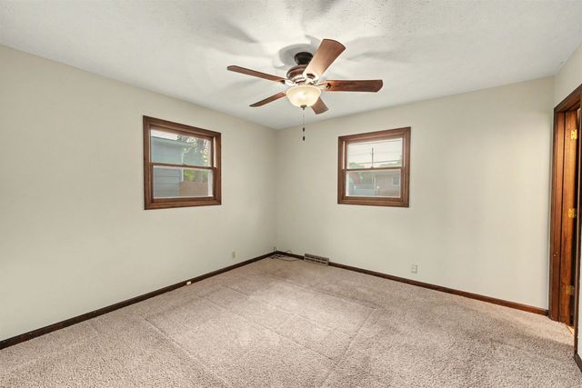 800 Manchester Rd, Salina, KS 67401