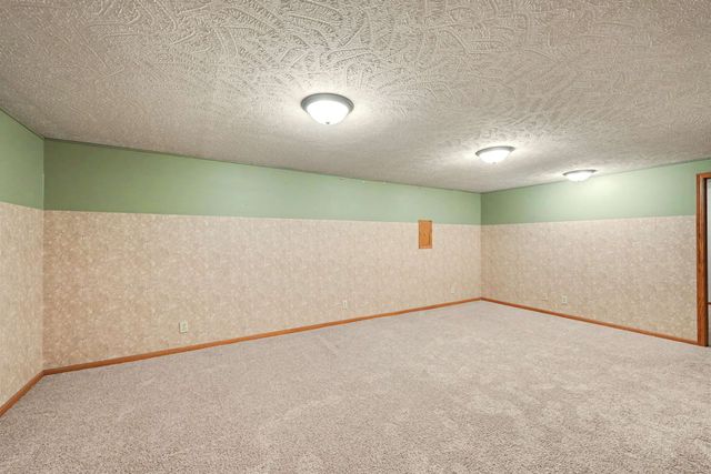 800 Manchester Rd, Salina, KS 67401