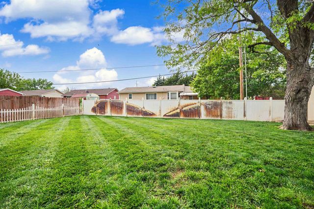 800 Manchester Rd, Salina, KS 67401