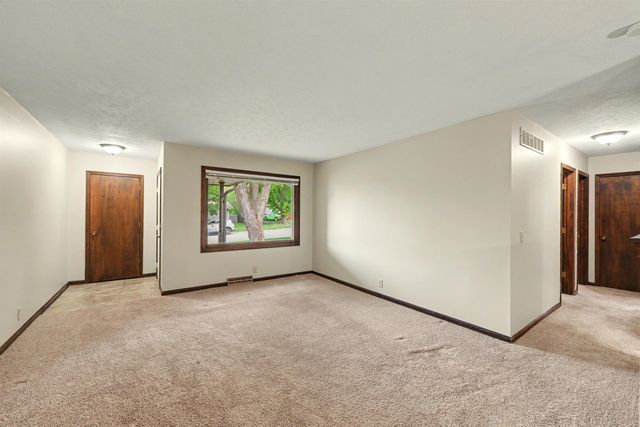 800 Manchester Rd, Salina, KS 67401