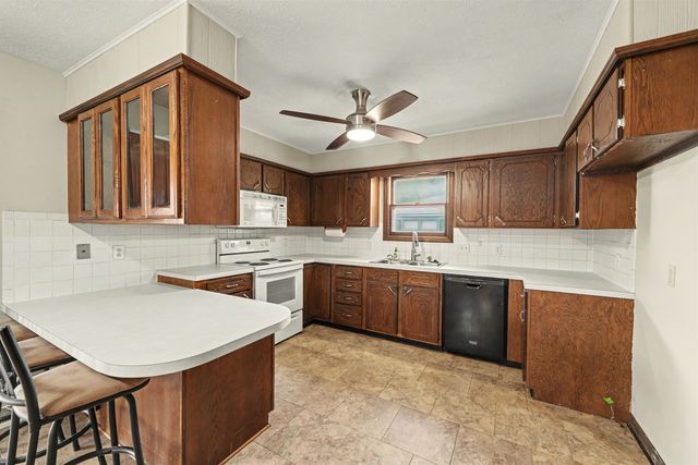 800 Manchester Rd, Salina, KS 67401