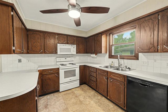 800 Manchester Rd, Salina, KS 67401